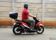 Hindari kebiasaan geber gas saat berhenti