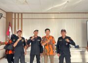 Edi Taufik Ketua PAC Dumai Timur Kibarkan Bendera Merah Putih Secara Serentak di Lingkungan Masing Masing